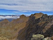 47 In primo piano Spondone (2445 m) e Monte del Tonale (2425 m) , oltre le Alpi